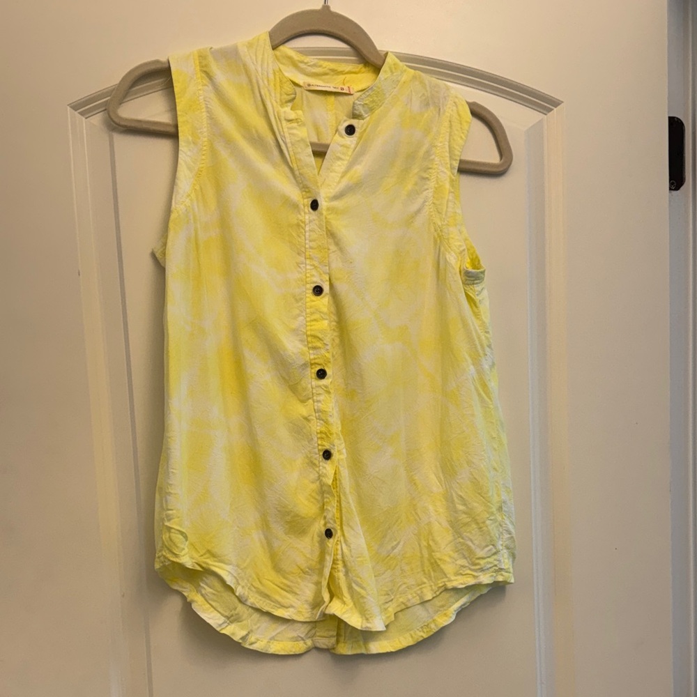 Alternative Sleeveless Yellow Tie-Dye Button-Front Top